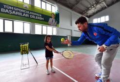 İşitme engelli sporcularla daha iyi iletişim için işaret dili öğrendi
