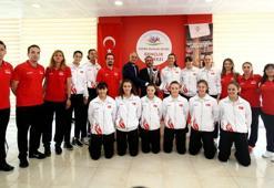 Bakan Kasapoğlu, şampiyon voleybolcuları kabul etti