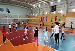 Kocaeli Büyükşehir Belediyesi geleceğin voleybolcularını yetişiyor
