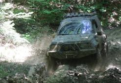 Off-Roadçıların çamurla mücadelesi nefesleri kesti