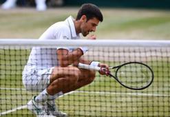Novak Djokovic, tarihi zaferin ardından çim yedi!