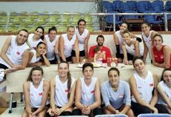 A Kadın Milli Voleybol Takımı'nın İzmir kampı başladı