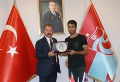 Trabzonspor'dan Vahid Amiri'ye veda plaketi