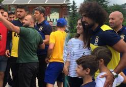 Fenerbahçeli futbolculara Cuma Namazı çıkışında yoğun ilgi