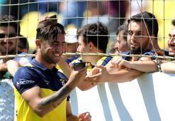 Fenerbahçeli futbolcular taraftarla bir araya geldi (VİDEO)