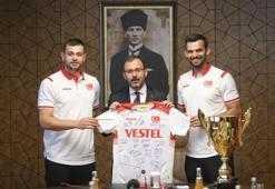 Bakan Kasapoğlu, şampiyon voleybolcuları kabul etti! VİDEO