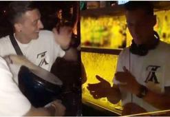 Mesut Özil hem DJ hem de darbukacı oldu!