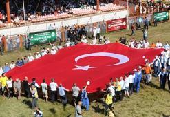 Kırkpınar'da dev Türk bayrağı açıldı