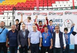 Küçük Minikler Grekoromen Güreş Şampiyonası'nda ilk madalyalar sahibini buldu