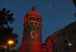 İstanbul'un tarihi simgeleri Milli Takım'a destek için Kırmızı-Beyaza büründü