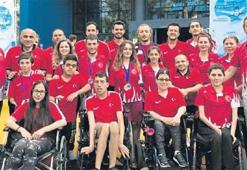 Para yüzücüler madalyaları topladı