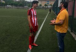 Veliköyspor antrenörü, rakibi sahaya 1 kişi eksik çıkınca futbolcusunu kenara aldı
