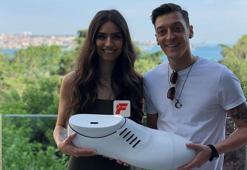 Alkışlar Mesut Özil ve Amine'ye