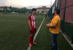 Rakibi sahaya 1 kişi eksik çıkınca futbolcusunu kenara aldı