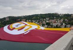 Şampiyon Galatasaray'ın bayrağı köprülere asıldı