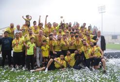 Şampiyon Menemen Belediyespor kupasını büyük coşkuyla kaldırdı