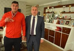 Halterde bronz madalya Kayabaş'ın