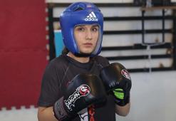 Mutfaktan çıkıp boks, kick boks ve muay thai yapıyor
