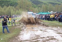Pick-up Off-Road yarışında araç seyircilerin arasına daldı