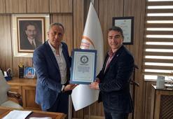 Cem Karabay, Dünya Rekoruna ait sertifikaları hediye etti