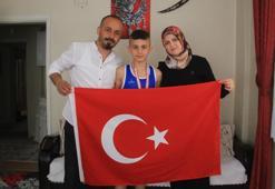 Ahırda boks antrenmanı yapan Yunus Emre Yurtsever, gümüş madalyaya uzandı!