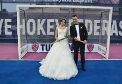 Hokeyci gelin ve damat düğün öncesinde hokey sahasında