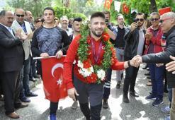Şampiyon güreşçi Süleyman Atlı'ya coşkulu karşılama