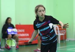 15 Yaş Altı Türkiye Badminton Şampiyonası sürüyor