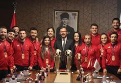 Bakan Kasapoğlu, milli güreşçileri kabul etti