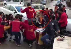 Galatasaraylı taraftarlara büyük şok! Otomobil taraftarların arasına daldı!