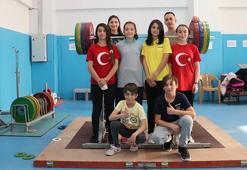 Halterci çift geleceğin şampiyonlarını yetiştiriyor