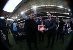 Fenerbahçe - Galatasaray derbisinin ardından Ali Koç sahaya indi!