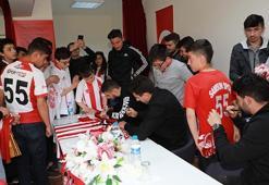 Samsunsporlu futbolcular öğrencilere imza dağıttı