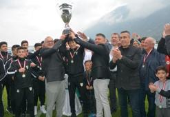 Şampiyon U-15 takımı kupasını Başkan Ergün'ün elinden aldı