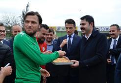 Bakan Kurum'dan Giresunspor'a baklavalı ziyaret! VİDEO