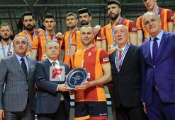 Galatasaray Erkek Voleybol Takımı'na madalyalarını Mustafa Cengiz verdi