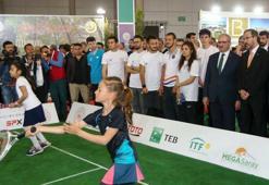 Bakan Kasapoğlu minik tenisçilerin maçlarını izledi