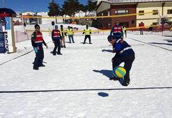 Kar voleybolu Erciyes'te halka yayılıyor