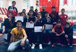 Vanlı güreşçiler Muş'tan 8 madalyayla döndüler