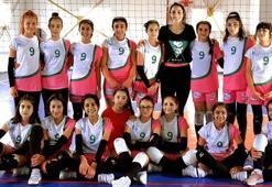 SosyalBen Voleybol Takımı şampiyonluğa koşuyor
