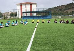 Hakem düdüğü çaldı, futbolcular kitap okumaya başladı