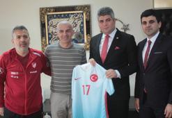 Oğuz Çetin, Başsavcı Yılmaz'ı U17 Elit Tur maçlarına davet etti