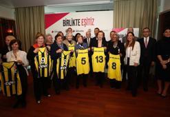 Tarihe İz Bırakan Fenerbahçe Kadınlarına plaket verildi