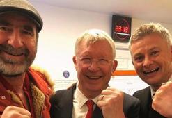 Manchester efsanelerinden zafer pozu!