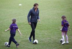 Kate Middleton futbol sahasına indi