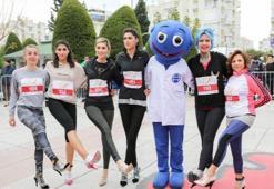 Kadınlar, topuklu ayakkabılarla yarıştı