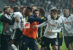 Beşiktaş - Fenerbahçe derbisinde kavga! Saha karıştı...