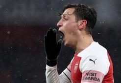 Canlı yayında çıldırdı! Mesut Özil'e sert sözler...