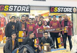 Galatasaray taraftarı mağazalara hücum etti