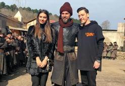 Mesut Özil ile Amine Gülşe, Diriliş Ertuğrul'un setini ziyaret etti